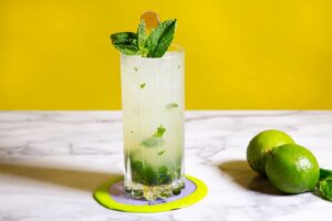 Si te bejme Mojito – Kokteili kuban i freskët me mente dhe rum